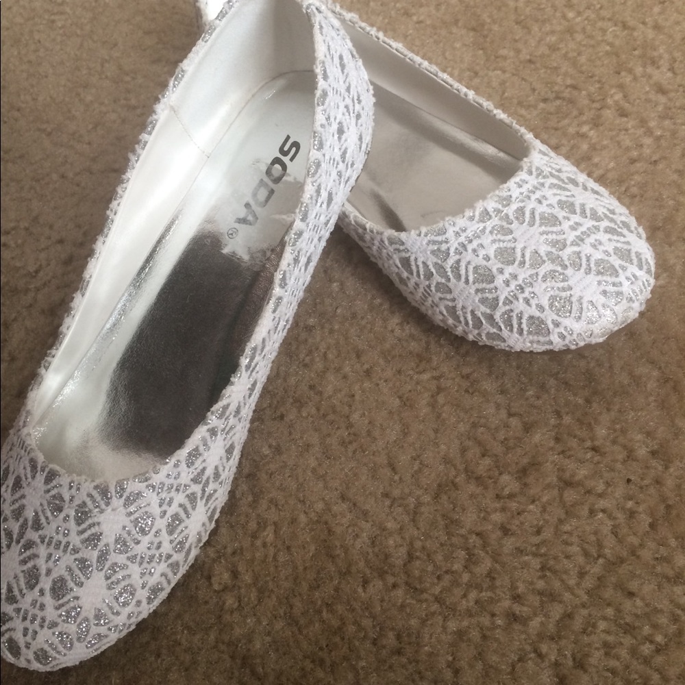 Size 4 white & silver ballet style shoe